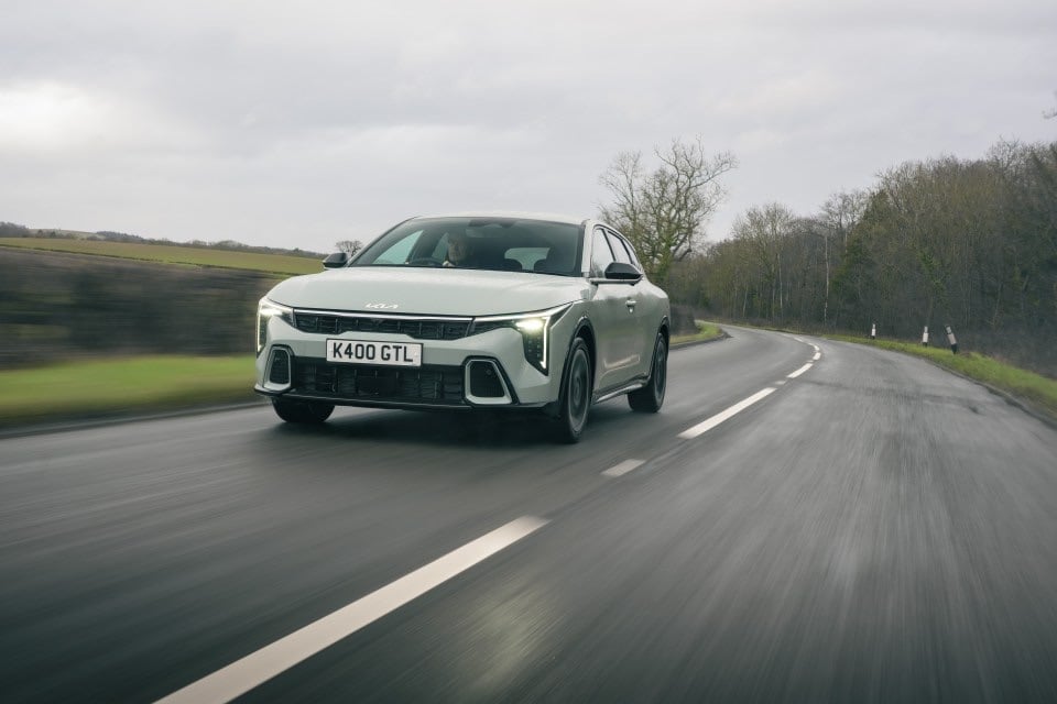 當全世界都大叫要全電車，Kia就靜靜雞掟出呢部K4 GT-Line：唔使周圍搵充電位，唔使望住個電量心跳加速，照樣車得人、載得貨、跑得順。