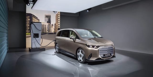 如果普通家庭車只係對波鞋，咁 2028 Mercedes-Benz VLE-Class 就係着住高級西裝出場嘅重量級拳王。