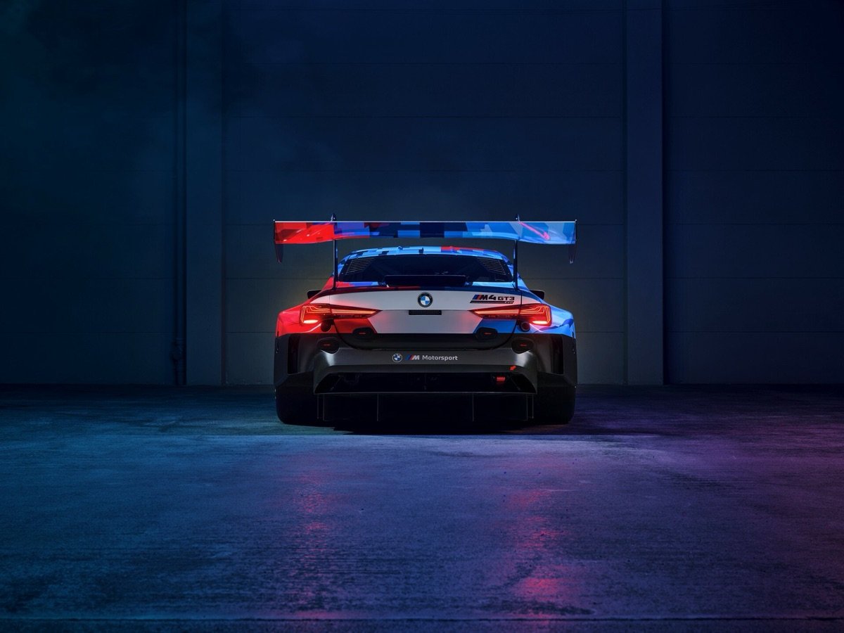 BMW出招！發光巨鼻賽車預告暗黑登場