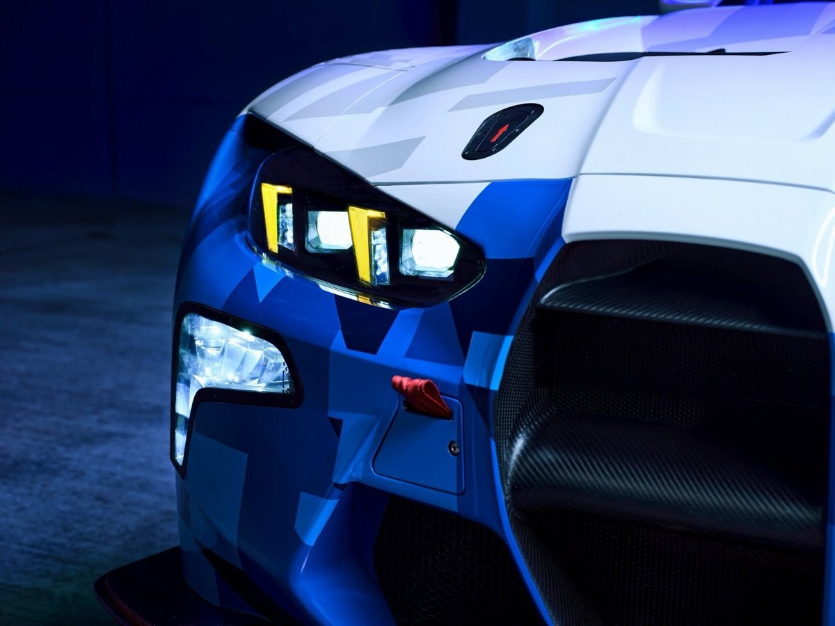 BMW出招！發光巨鼻賽車預告暗黑登場