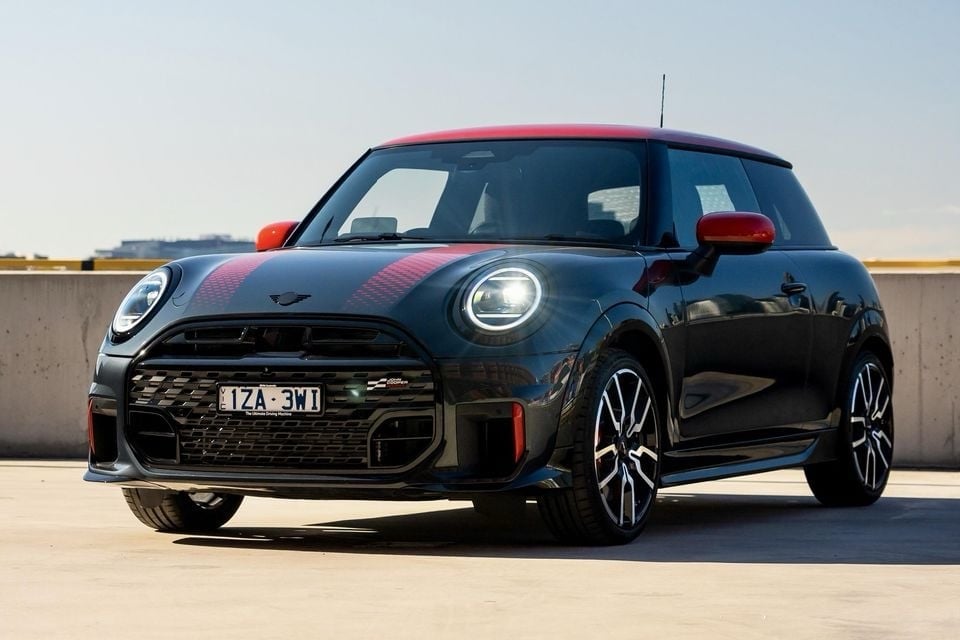 有啲車，生出嚟就唔係為咗代步，而係為咗挑釁你隻右腳。2026 MINI Cooper JCW，就係嗰種著住西裝皮鞋、但骨子裏隨時準備撩事鬥非嘅超強惡霸。
