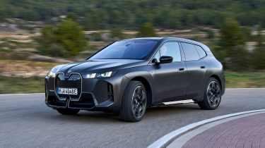 BMW iX M70：快到離譜，尷尬到合理