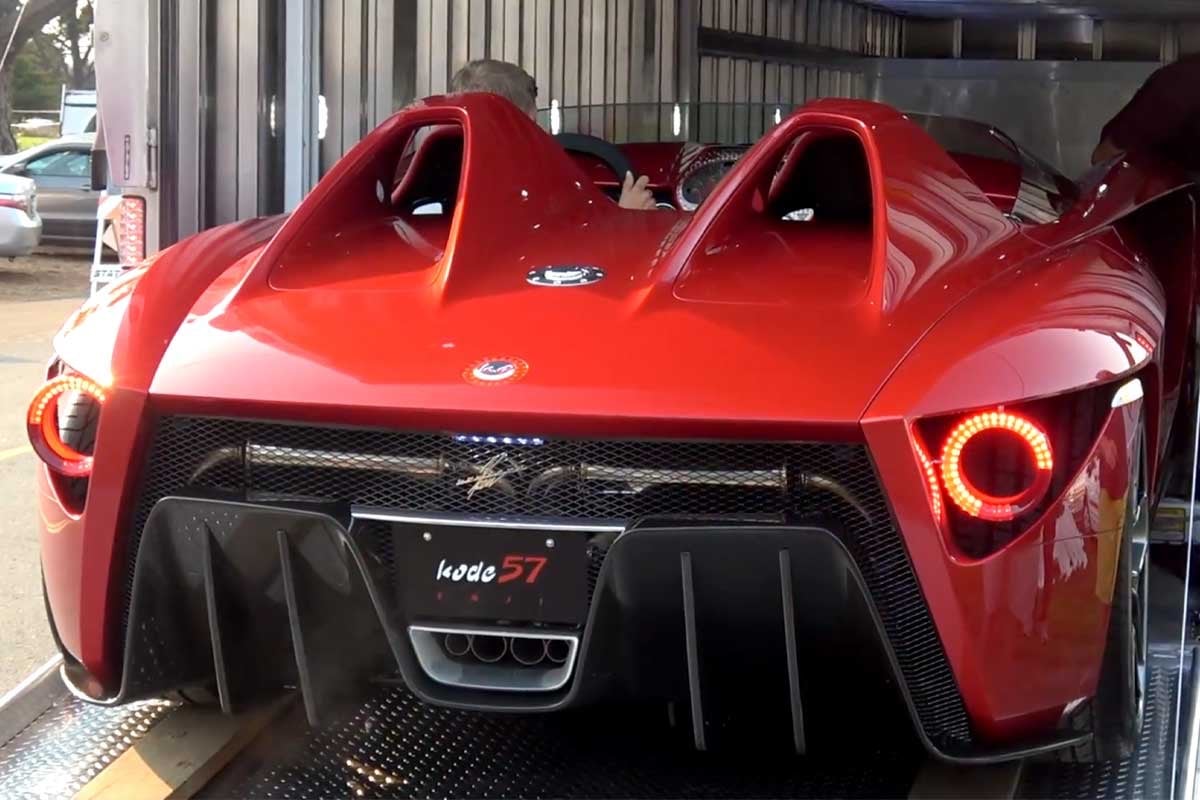 先講結論：如果 Ferrari Enzo 係一拳打落你心口，咁 Kode57 就係著住訂製西裝、拎住武士刀再補多刀。