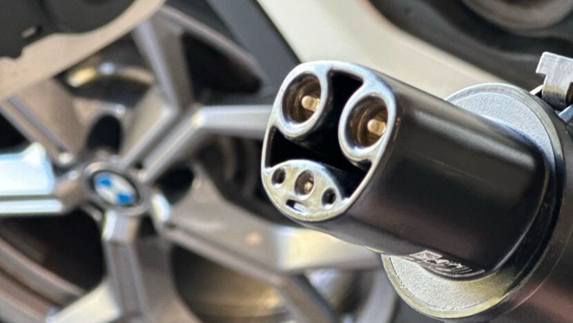 呢一下，唔止係換個插頭咁簡單。而係BMW終於承認：充電世界嘅規矩，已經唔到自己定。