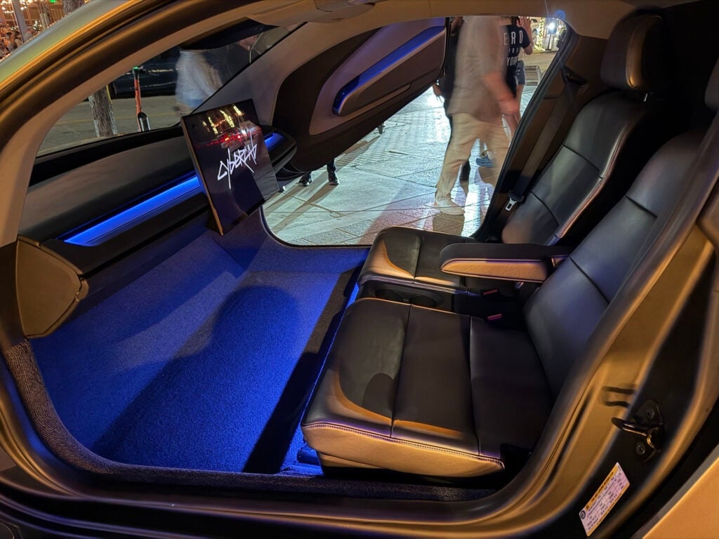 Tesla Cybercab 初印象：以為係道具，點知真係有料到