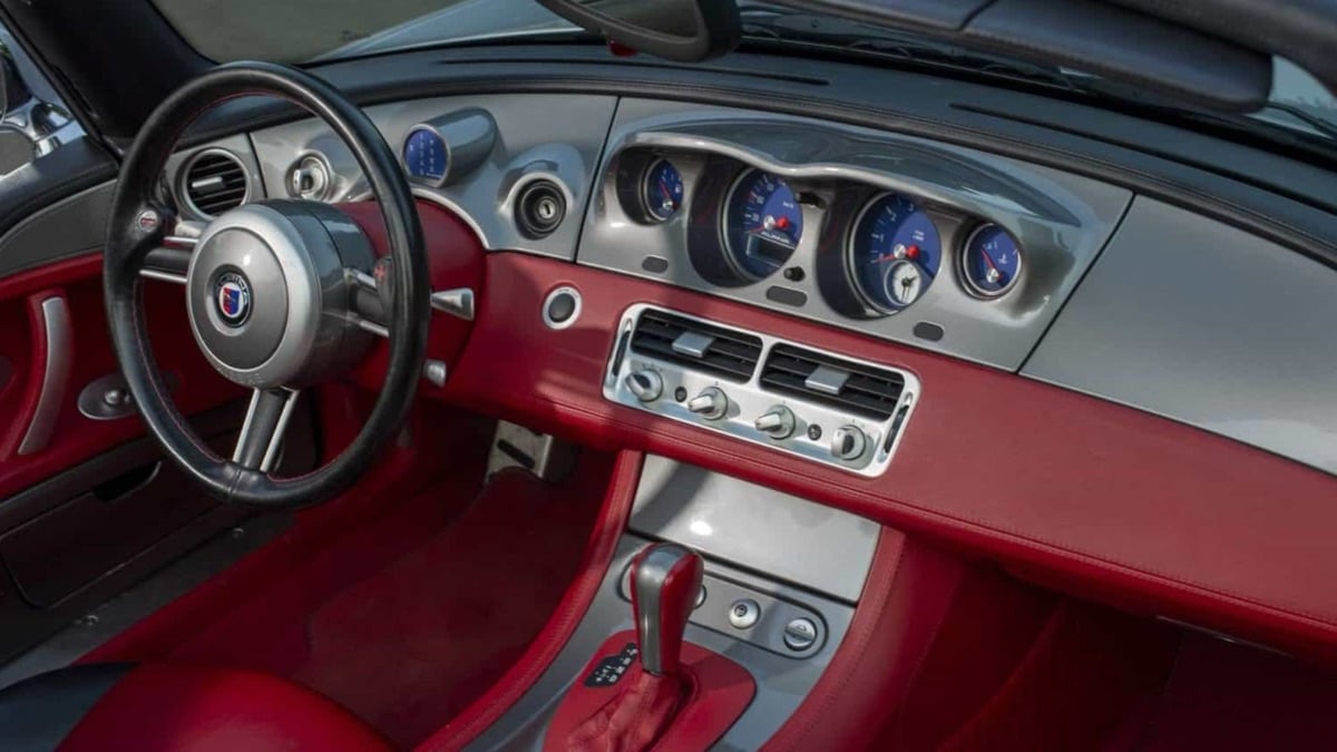 BMW Z8：復古皮囊，猛獸心臟