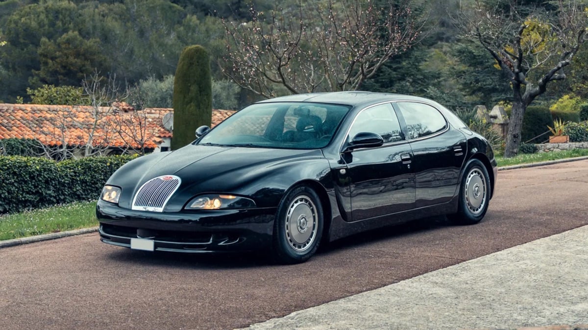 呢部絕非普通豪華房車。呢個係Bugatti當年飲大咗，硬生生將超跑骨架、西裝線條同法式貴氣炒埋一碟嘅怪物。