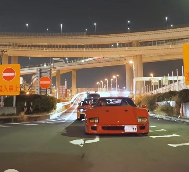 當七屆世界冠軍揸住部F40殺入東京聖地，成件事已經唔止係型，直頭係將電油、名氣同八卦放埋落同一個火鍋度猛火滾。